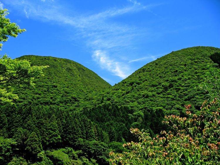 お玉が池から見るハト型の稜線と青空