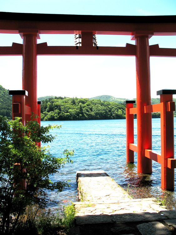 芦ノ湖岸の箱根神社「平和の鳥居」