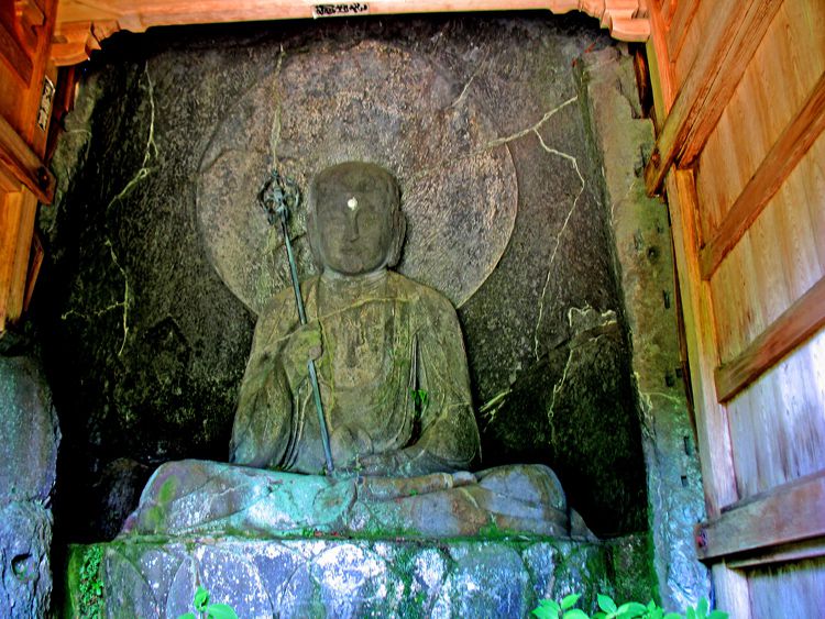 岩に彫られた六道地蔵