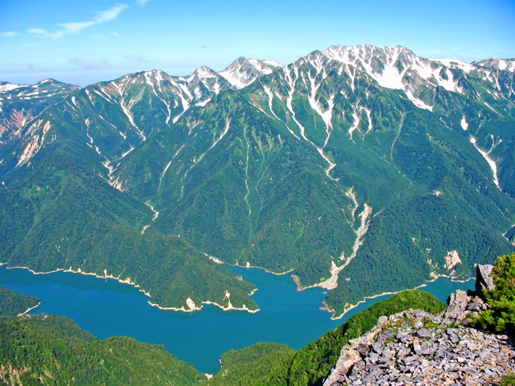 北アルプス・針ノ木岳からの黒部湖と立山