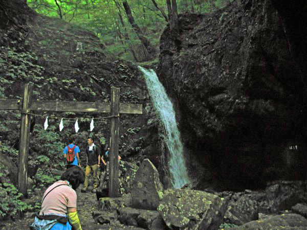 綾広ノ滝の前には鳥居がある