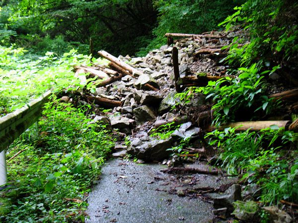 林道終点直前の土砂崩れ