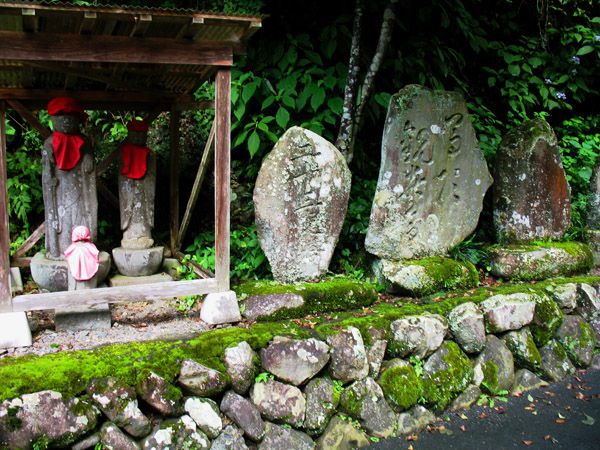 上養沢のお地蔵さんや二十三夜塔（中央）