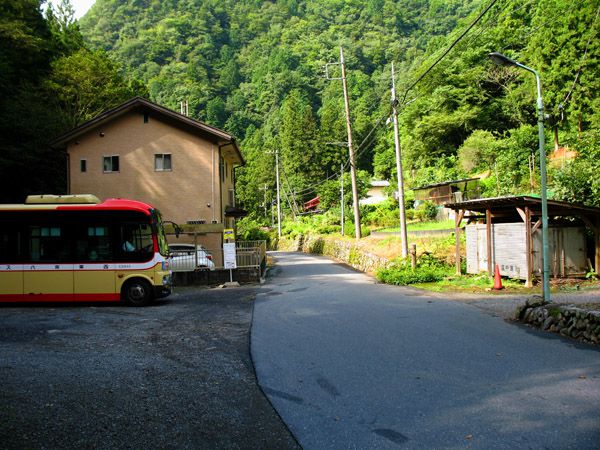 上養沢バス停を見る（前方が武蔵五日市方向）