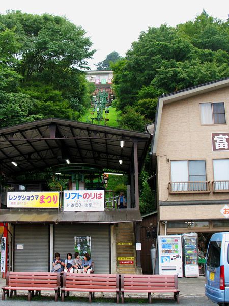 御岳山ケーブル駅脇のリフト乗場、上方に大展望台駅が見える