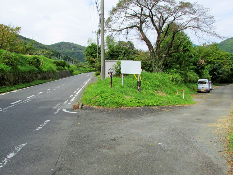 標識「県民の森」。三廻部地区の分岐（左は県民の森への車道。右は農道で行き止まり道）