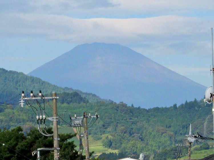 渋沢駅北口のペデストリアンデッキから見た富士山