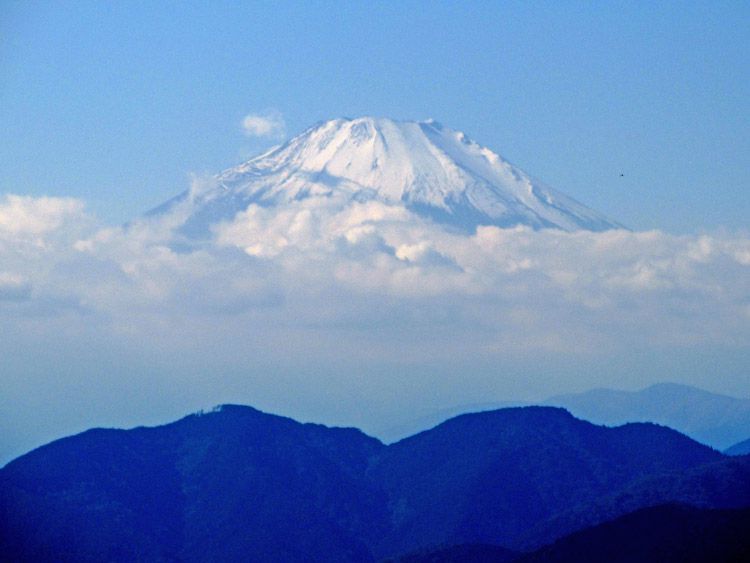 高取山から北（大山方面）へ下った展望地からの富士山をズーム（手前左、高松山。右、西ヶ尾）