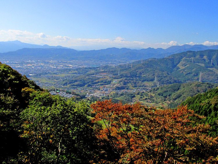 高取山から北（大山方面）へ下った展望地からの富士山（中央）、左奥は箱根金時山