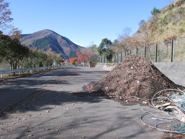 丹沢湖の玄倉川橋と大仏大橋の中間地点にある駐車場