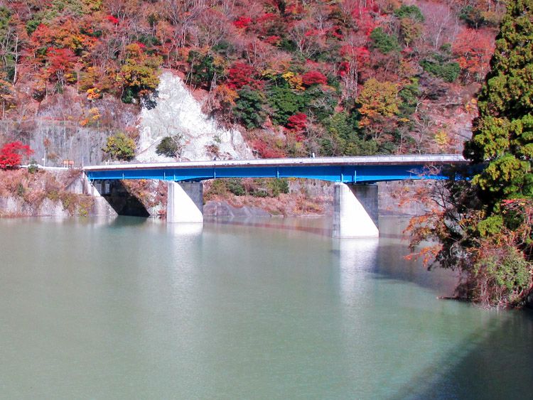 玄倉バス停から玄倉川橋を渡り対岸の玄倉中川林道へ向かう