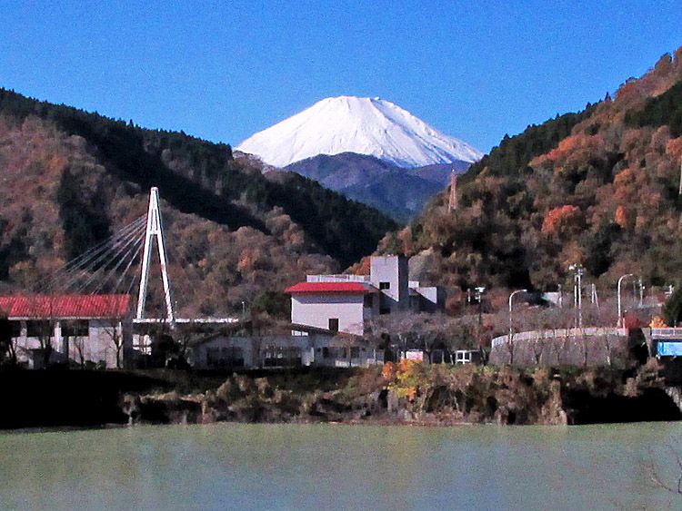 千代ノ沢展望台は路肩崩落で通行止のため、湖岸から見た富士山