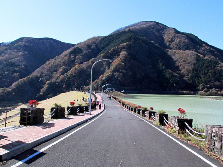 三保ダム天端道路と太郎小屋山