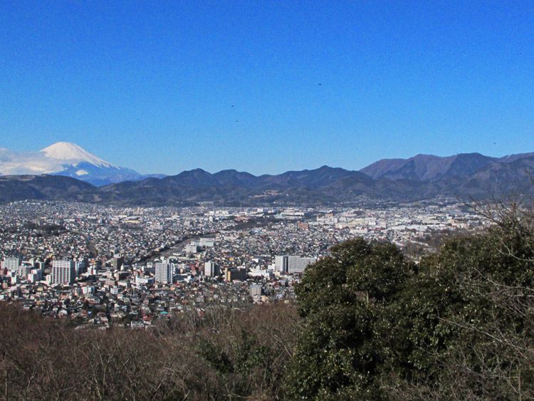 権現山展望台からの富士山と高松山（富士山から右の最初の峰）