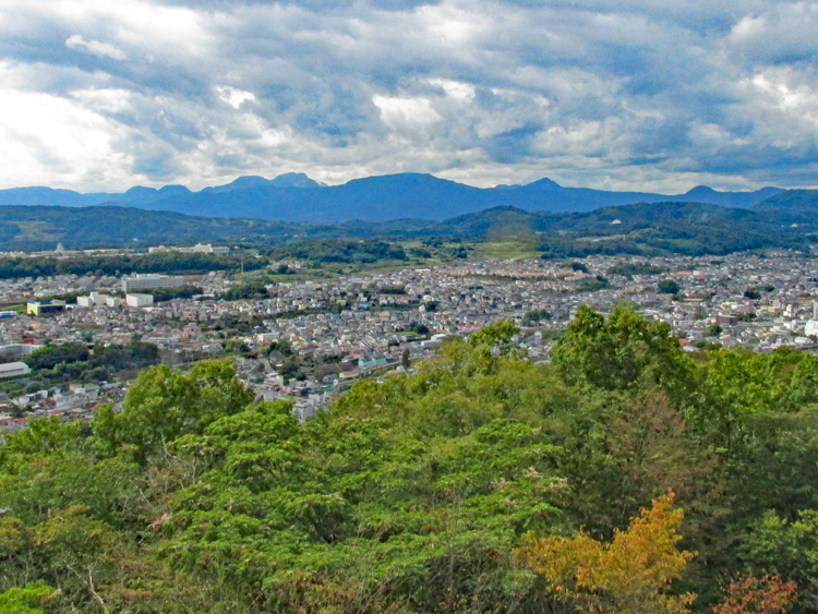 中央が箱根・明神ヶ岳。その左が神山、明神ヶ岳の右が金時山