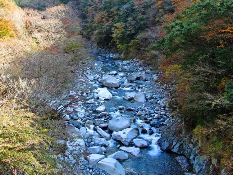 巨石がゴロゴロ、立場大橋から見る玄倉川の上流側（この上部に小川谷出合がある）