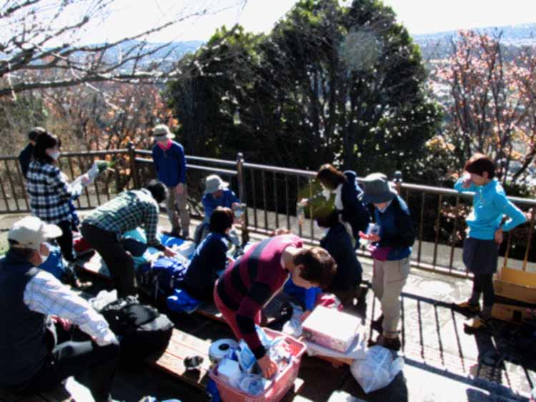 鍋料理の準備作業中