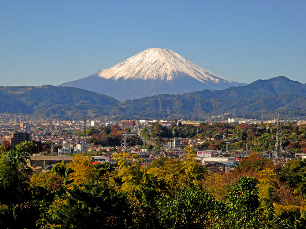 旧善波トンネルを抜けて弘法山公園へ向かうと富士山が見える場所がある