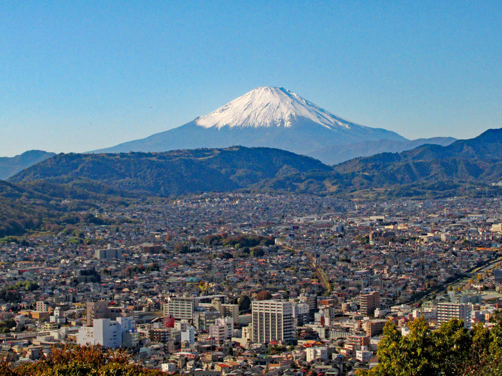 権現山展望台より、富士山の手前は松田山（チェックメイトゴルフ場）