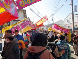 のぼりをあげる露店が続く