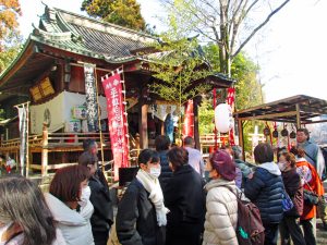 参拝する人でごった返す白笹稲荷神社本殿前