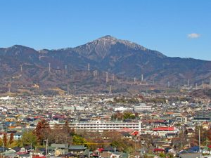 渋沢丘陵から雪の残る大山を見る