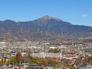 渋沢丘陵から雪の残る大山を見る