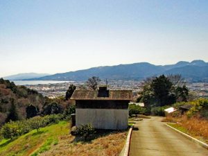 農道脇の作業小屋と、伊豆天城山（海の上方）、箱根二子山（右端）