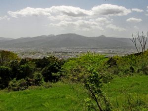 富士見塚休憩所からの箱根連山（中央のなだらかな山が明神ヶ岳）