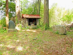 了全山山頂の、了全塚由来（左）、祠（中央）、碑（右）