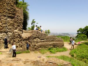 鷹取山山頂の岩場周辺