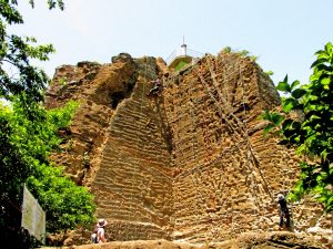 鷹取山山頂の岩場（親不知）