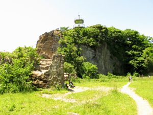 鷹取山山頂の岩場、親不知（上部に展望台）と広場