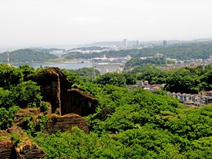 展望台からの眺め（上方は横須賀港方面、高層ビルはザ・タワー横須賀中央）