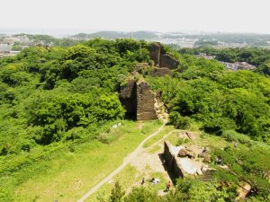 展望台からの眺め（真下に山頂の広場、中央に子不知、その上方に後浅間の岩壁）
