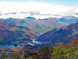 大野山山頂より大界木山（左）、畦が丸（中央左）、大室山（右）と丹沢湖