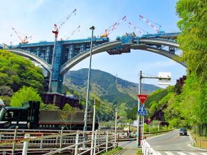 川西橋付近より新東名高速道路の橋脚工事風景（手前の橋が川西橋）
